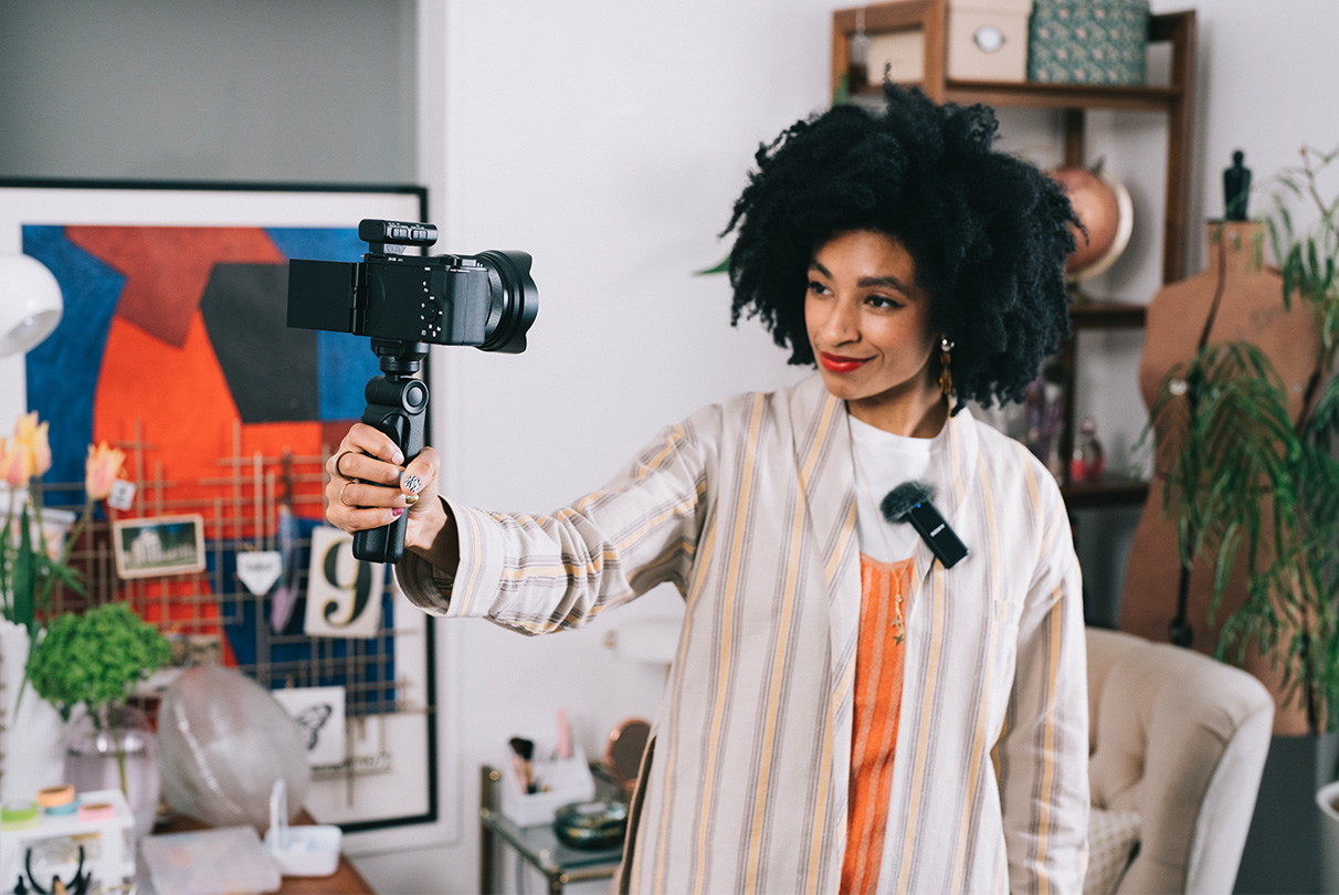 Du behöver aldrig oroa dig för kabelsignalstörningar som med konventionell analog ljudöverföring.  Parkoppla helt enkelt ZV-E10 med en mikrofon från Sony som stöder ett digitalt ljudgränssnitt via en Multi Interface Shoe för flera enheter för rent, helt digitalt ljud. Eller så kan du ansluta din favoritmikrofon via kamerans mikrofonuttag och få ännu bättre ljud.