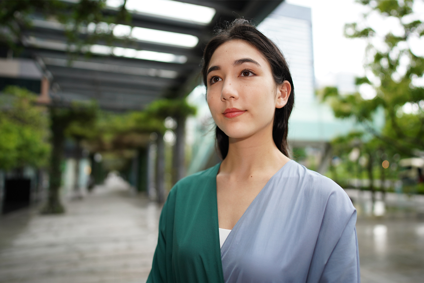 Exempelporträttbild av en kvinna utomhus