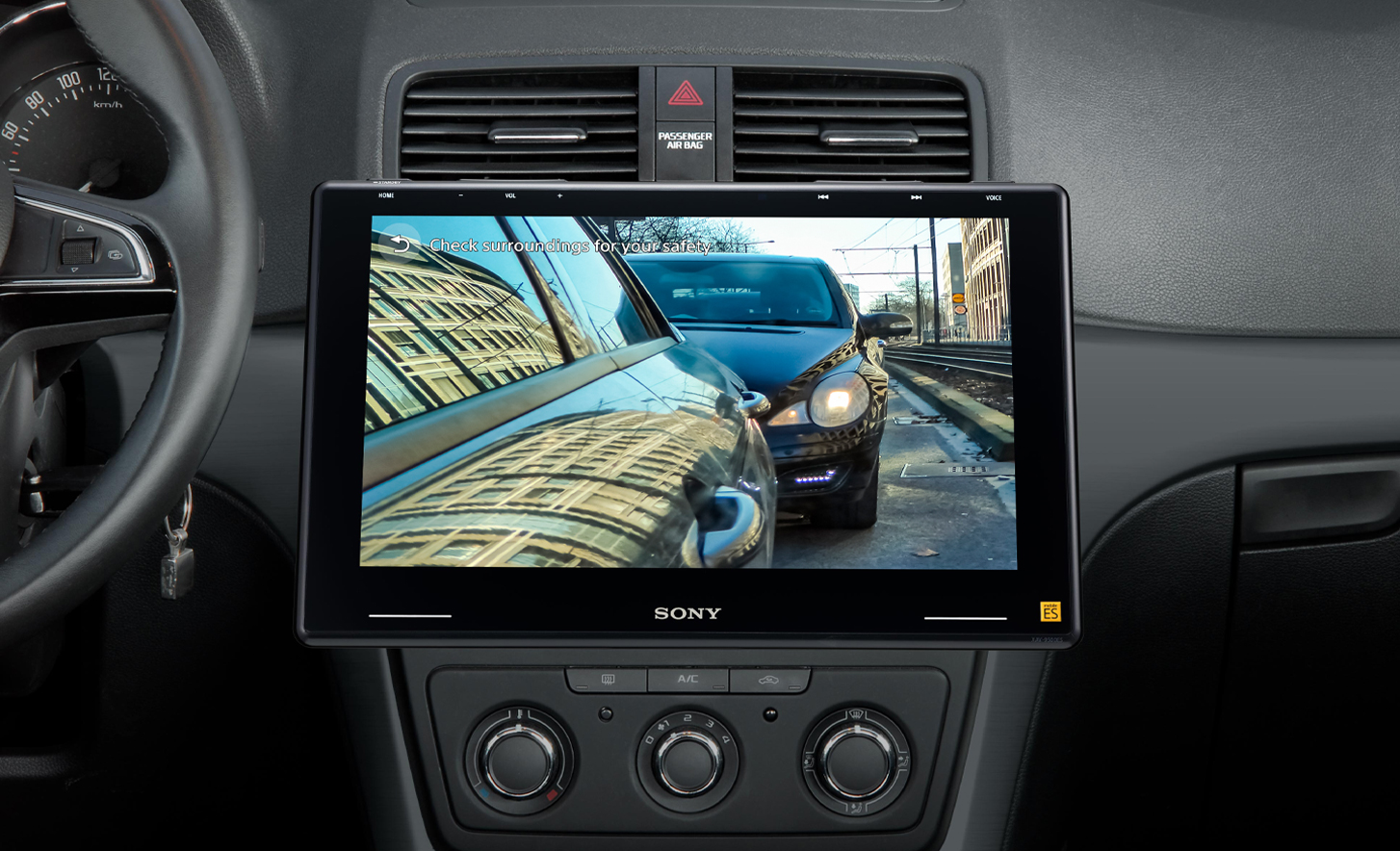 Invändig vy av en bils instrumentpanel som visar parkeringshjälpkameran i användning på XAV-9550ES