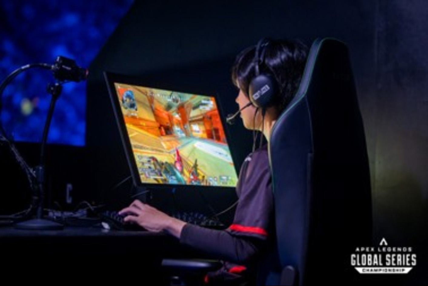 En spelare på matchdagen som använder en INZONE M10S-spelskärm och INZONE H9 II-spelhörlurar